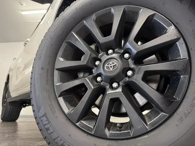 トヨタ ランドクルーザー プラド TX Lパッケージ マットブラED 三重県 2023(令5)年 1.6万km ホワイトパールクリスタルシャイン 2.8L ディーゼルターボ/パートタイム4WD/MTモード付フロア6AT/【OP】純正 9インチナビ/（AM/FM/USB/iPod/Bluetooth/Miracast/CarPlay/AndroidAuto）/【OP】マルチテレインモニター（360カメラ）/ビルトイン ETC2.0/Toyota Safety Sense/・プリクラッシュセーフティ/・レーンディパーチャーアラート/・レーダークルコン/・オートハイビーム/・ロードサインアシスト/・OP:ブラインドスポットモニター＆パーキングサポートブレーキ（前後静止物・後方接近車両）/・先行車発進告知機能/・オートハイビーム/・ダウンヒルアシストコントロール*/など/装備/・OP:寒冷地仕様（リヤフォグ、補助ヒーター、バッテリー＋1コ、など）/・OP:ムーンルーフ/ブラックルーフレール/・本革シート（ニュートラルベージュ）/・シートヒーター＆ベンチレーション（D/N）/・左右独立オートエアコン/・オートライト＆ハイビーム/・LED ヘッドランプ＋フロントフォグランプ/・センターデフロック*/・2速発進機能*/・DPF手動再生機能*/・専用純正18inAW/・保/取/ナビ取/・スマートキーx2/など/*…ディーゼルのみ