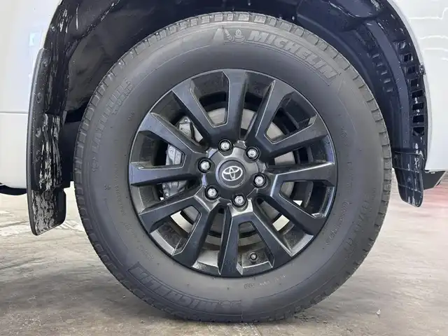 トヨタ ランドクルーザー プラド TX Lパッケージ マットブラED 三重県 2023(令5)年 1.6万km ホワイトパールクリスタルシャイン 2.8L ディーゼルターボ/パートタイム4WD/MTモード付フロア6AT/【OP】純正 9インチナビ/（AM/FM/USB/iPod/Bluetooth/Miracast/CarPlay/AndroidAuto）/【OP】マルチテレインモニター（360カメラ）/ビルトイン ETC2.0/Toyota Safety Sense/・プリクラッシュセーフティ/・レーンディパーチャーアラート/・レーダークルコン/・オートハイビーム/・ロードサインアシスト/・OP:ブラインドスポットモニター＆パーキングサポートブレーキ（前後静止物・後方接近車両）/・先行車発進告知機能/・オートハイビーム/・ダウンヒルアシストコントロール*/など/装備/・OP:寒冷地仕様（リヤフォグ、補助ヒーター、バッテリー＋1コ、など）/・OP:ムーンルーフ/ブラックルーフレール/・本革シート（ニュートラルベージュ）/・シートヒーター＆ベンチレーション（D/N）/・左右独立オートエアコン/・オートライト＆ハイビーム/・LED ヘッドランプ＋フロントフォグランプ/・センターデフロック*/・2速発進機能*/・DPF手動再生機能*/・専用純正18inAW/・保/取/ナビ取/・スマートキーx2/など/*…ディーゼルのみ