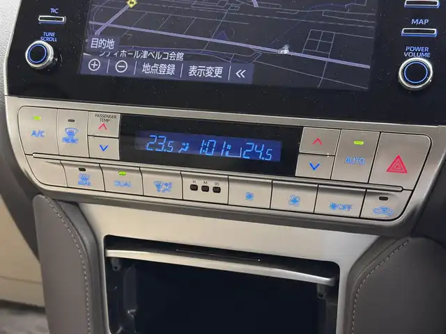 トヨタ ランドクルーザー プラド TX Lパッケージ マットブラED 三重県 2023(令5)年 1.6万km ホワイトパールクリスタルシャイン 2.8L ディーゼルターボ/パートタイム4WD/MTモード付フロア6AT/【OP】純正 9インチナビ/（AM/FM/USB/iPod/Bluetooth/Miracast/CarPlay/AndroidAuto）/【OP】マルチテレインモニター（360カメラ）/ビルトイン ETC2.0/Toyota Safety Sense/・プリクラッシュセーフティ/・レーンディパーチャーアラート/・レーダークルコン/・オートハイビーム/・ロードサインアシスト/・OP:ブラインドスポットモニター＆パーキングサポートブレーキ（前後静止物・後方接近車両）/・先行車発進告知機能/・オートハイビーム/・ダウンヒルアシストコントロール*/など/装備/・OP:寒冷地仕様（リヤフォグ、補助ヒーター、バッテリー＋1コ、など）/・OP:ムーンルーフ/ブラックルーフレール/・本革シート（ニュートラルベージュ）/・シートヒーター＆ベンチレーション（D/N）/・左右独立オートエアコン/・オートライト＆ハイビーム/・LED ヘッドランプ＋フロントフォグランプ/・センターデフロック*/・2速発進機能*/・DPF手動再生機能*/・専用純正18inAW/・保/取/ナビ取/・スマートキーx2/など/*…ディーゼルのみ