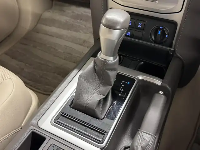 トヨタ ランドクルーザー プラド TX Lパッケージ マットブラED 三重県 2023(令5)年 1.6万km ホワイトパールクリスタルシャイン 2.8L ディーゼルターボ/パートタイム4WD/MTモード付フロア6AT/【OP】純正 9インチナビ/（AM/FM/USB/iPod/Bluetooth/Miracast/CarPlay/AndroidAuto）/【OP】マルチテレインモニター（360カメラ）/ビルトイン ETC2.0/Toyota Safety Sense/・プリクラッシュセーフティ/・レーンディパーチャーアラート/・レーダークルコン/・オートハイビーム/・ロードサインアシスト/・OP:ブラインドスポットモニター＆パーキングサポートブレーキ（前後静止物・後方接近車両）/・先行車発進告知機能/・オートハイビーム/・ダウンヒルアシストコントロール*/など/装備/・OP:寒冷地仕様（リヤフォグ、補助ヒーター、バッテリー＋1コ、など）/・OP:ムーンルーフ/ブラックルーフレール/・本革シート（ニュートラルベージュ）/・シートヒーター＆ベンチレーション（D/N）/・左右独立オートエアコン/・オートライト＆ハイビーム/・LED ヘッドランプ＋フロントフォグランプ/・センターデフロック*/・2速発進機能*/・DPF手動再生機能*/・専用純正18inAW/・保/取/ナビ取/・スマートキーx2/など/*…ディーゼルのみ