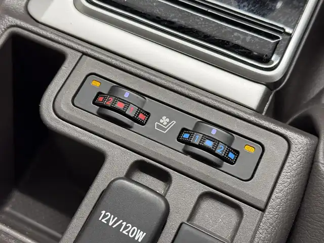 トヨタ ランドクルーザー プラド TX Lパッケージ マットブラED 三重県 2023(令5)年 1.6万km ホワイトパールクリスタルシャイン 2.8L ディーゼルターボ/パートタイム4WD/MTモード付フロア6AT/【OP】純正 9インチナビ/（AM/FM/USB/iPod/Bluetooth/Miracast/CarPlay/AndroidAuto）/【OP】マルチテレインモニター（360カメラ）/ビルトイン ETC2.0/Toyota Safety Sense/・プリクラッシュセーフティ/・レーンディパーチャーアラート/・レーダークルコン/・オートハイビーム/・ロードサインアシスト/・OP:ブラインドスポットモニター＆パーキングサポートブレーキ（前後静止物・後方接近車両）/・先行車発進告知機能/・オートハイビーム/・ダウンヒルアシストコントロール*/など/装備/・OP:寒冷地仕様（リヤフォグ、補助ヒーター、バッテリー＋1コ、など）/・OP:ムーンルーフ/ブラックルーフレール/・本革シート（ニュートラルベージュ）/・シートヒーター＆ベンチレーション（D/N）/・左右独立オートエアコン/・オートライト＆ハイビーム/・LED ヘッドランプ＋フロントフォグランプ/・センターデフロック*/・2速発進機能*/・DPF手動再生機能*/・専用純正18inAW/・保/取/ナビ取/・スマートキーx2/など/*…ディーゼルのみ