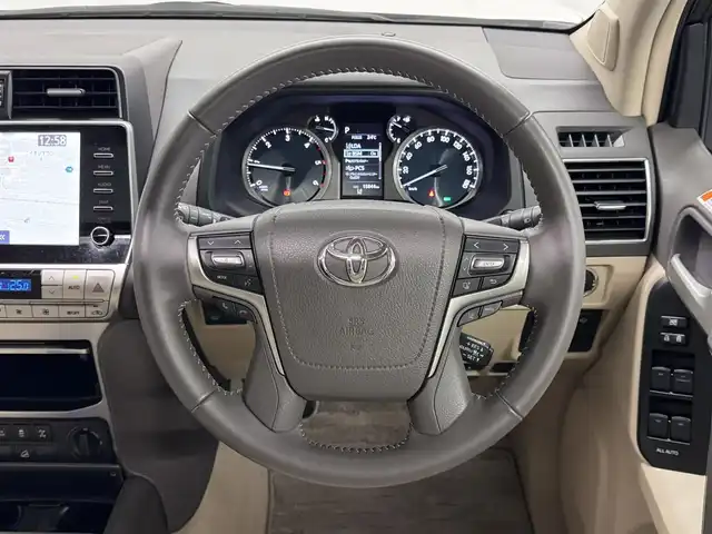 トヨタ ランドクルーザー プラド TX Lパッケージ マットブラED 三重県 2023(令5)年 1.6万km ホワイトパールクリスタルシャイン 2.8L ディーゼルターボ/パートタイム4WD/MTモード付フロア6AT/【OP】純正 9インチナビ/（AM/FM/USB/iPod/Bluetooth/Miracast/CarPlay/AndroidAuto）/【OP】マルチテレインモニター（360カメラ）/ビルトイン ETC2.0/Toyota Safety Sense/・プリクラッシュセーフティ/・レーンディパーチャーアラート/・レーダークルコン/・オートハイビーム/・ロードサインアシスト/・OP:ブラインドスポットモニター＆パーキングサポートブレーキ（前後静止物・後方接近車両）/・先行車発進告知機能/・オートハイビーム/・ダウンヒルアシストコントロール*/など/装備/・OP:寒冷地仕様（リヤフォグ、補助ヒーター、バッテリー＋1コ、など）/・OP:ムーンルーフ/ブラックルーフレール/・本革シート（ニュートラルベージュ）/・シートヒーター＆ベンチレーション（D/N）/・左右独立オートエアコン/・オートライト＆ハイビーム/・LED ヘッドランプ＋フロントフォグランプ/・センターデフロック*/・2速発進機能*/・DPF手動再生機能*/・専用純正18inAW/・保/取/ナビ取/・スマートキーx2/など/*…ディーゼルのみ
