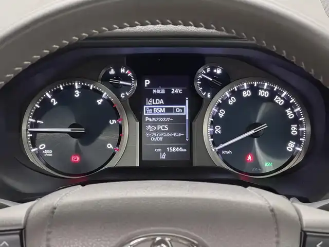トヨタ ランドクルーザー プラド TX Lパッケージ マットブラED 三重県 2023(令5)年 1.6万km ホワイトパールクリスタルシャイン 2.8L ディーゼルターボ/パートタイム4WD/MTモード付フロア6AT/【OP】純正 9インチナビ/（AM/FM/USB/iPod/Bluetooth/Miracast/CarPlay/AndroidAuto）/【OP】マルチテレインモニター（360カメラ）/ビルトイン ETC2.0/Toyota Safety Sense/・プリクラッシュセーフティ/・レーンディパーチャーアラート/・レーダークルコン/・オートハイビーム/・ロードサインアシスト/・OP:ブラインドスポットモニター＆パーキングサポートブレーキ（前後静止物・後方接近車両）/・先行車発進告知機能/・オートハイビーム/・ダウンヒルアシストコントロール*/など/装備/・OP:寒冷地仕様（リヤフォグ、補助ヒーター、バッテリー＋1コ、など）/・OP:ムーンルーフ/ブラックルーフレール/・本革シート（ニュートラルベージュ）/・シートヒーター＆ベンチレーション（D/N）/・左右独立オートエアコン/・オートライト＆ハイビーム/・LED ヘッドランプ＋フロントフォグランプ/・センターデフロック*/・2速発進機能*/・DPF手動再生機能*/・専用純正18inAW/・保/取/ナビ取/・スマートキーx2/など/*…ディーゼルのみ