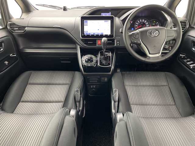 トヨタ ヴォクシー ZS 煌Ⅱ 道央・札幌 2019(平31)年 5.4万km ブラック ・4WD/・寒冷地仕様/・純正ナビ/・BT&CD&SD&フルセグTV/・バックカメラ/・両側パワースライド/・純正フリップダウンモニター/・クルーズコントロール/・ビルトインETC/・純正ドライブレコーダー/・クリアランスソナー/・LEDヘッドライト/・オートライト/・オートマチックハイビーム/・スマートキー/・積込スタッドレス社外AW付