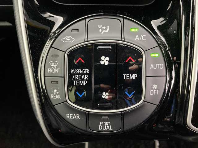 トヨタ ヴォクシー ZS 煌Ⅱ 道央・札幌 2019(平31)年 5.4万km ブラック ・4WD/・寒冷地仕様/・純正ナビ/・BT&CD&SD&フルセグTV/・バックカメラ/・両側パワースライド/・純正フリップダウンモニター/・クルーズコントロール/・ビルトインETC/・純正ドライブレコーダー/・クリアランスソナー/・LEDヘッドライト/・オートライト/・オートマチックハイビーム/・スマートキー/・積込スタッドレス社外AW付