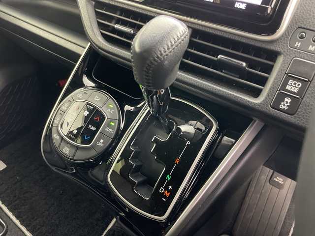 トヨタ ヴォクシー ZS 煌Ⅱ 道央・札幌 2019(平31)年 5.4万km ブラック ・4WD/・寒冷地仕様/・純正ナビ/・BT&CD&SD&フルセグTV/・バックカメラ/・両側パワースライド/・純正フリップダウンモニター/・クルーズコントロール/・ビルトインETC/・純正ドライブレコーダー/・クリアランスソナー/・LEDヘッドライト/・オートライト/・オートマチックハイビーム/・スマートキー/・積込スタッドレス社外AW付