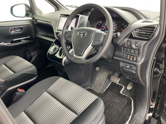 トヨタ ヴォクシー ZS 煌Ⅱ 道央・札幌 2019(平31)年 5.4万km ブラック ・4WD/・寒冷地仕様/・純正ナビ/・BT&CD&SD&フルセグTV/・バックカメラ/・両側パワースライド/・純正フリップダウンモニター/・クルーズコントロール/・ビルトインETC/・純正ドライブレコーダー/・クリアランスソナー/・LEDヘッドライト/・オートライト/・オートマチックハイビーム/・スマートキー/・積込スタッドレス社外AW付