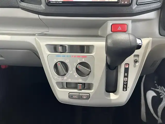 ダイハツ ミラ イース X リミテッド SAⅢ 埼玉県 2022(令4)年 0.6万km スカイブルーメタリック ・禁煙車/・登録時走行6009km/・レーダーブレーキ/・純正ナビゲーション/・CD/DVD/Bluetooth/DTV/・バックカメラ/・LEDヘッドライト/・オートハイビーム/・FRコーナーセンサー/・フロアマット/・ドアバイザー/・USBポート/・スペアキー/・新車保証書/・取扱説明書