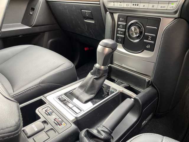 トヨタ ランドクルーザー プラド TZ－G 神奈川県 2023(令5)年 1.1万km ホワイトパールクリスタルシャイン ワンオーナー/社外アルパインナビ/（CD/DVD/AM/FM/USB/SD/BT/フルセグTV)/Apple Car Play/Android Auto/バックカメラ/前後ドライブレコーダー/ETC/パドルシフト/レーダークルーズコントロール/サイドアンダーミラー/革シート/D席メモリシート/D/N席パワーシート/D/N席エアーシート/D/N席シートヒーター/レーンキープアシスト/プリクラッシュ/前後クリアランスソナー/盗難防止装置/ダウンヒルアシストコントロール/横滑り防止装置/純正フロアマット/純正アルミホイール/電動チルト/両側サイドステップ/ルーフレール/オートライト/オートハイビーム/フォグランプ/ISOFIX/スペアキー×１/保証書/取扱説明書