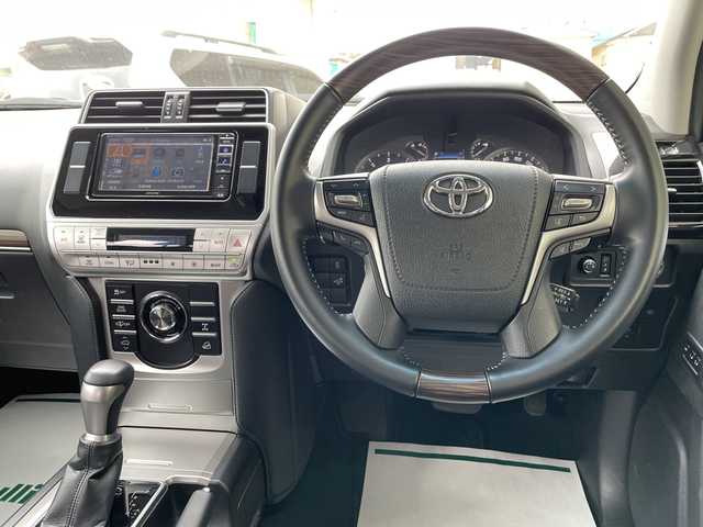 トヨタ ランドクルーザー プラド TZ－G 神奈川県 2023(令5)年 1.1万km ホワイトパールクリスタルシャイン ワンオーナー/社外アルパインナビ/（CD/DVD/AM/FM/USB/SD/BT/フルセグTV)/Apple Car Play/Android Auto/バックカメラ/前後ドライブレコーダー/ETC/パドルシフト/レーダークルーズコントロール/サイドアンダーミラー/革シート/D席メモリシート/D/N席パワーシート/D/N席エアーシート/D/N席シートヒーター/レーンキープアシスト/プリクラッシュ/前後クリアランスソナー/盗難防止装置/ダウンヒルアシストコントロール/横滑り防止装置/純正フロアマット/純正アルミホイール/電動チルト/両側サイドステップ/ルーフレール/オートライト/オートハイビーム/フォグランプ/ISOFIX/スペアキー×１/保証書/取扱説明書