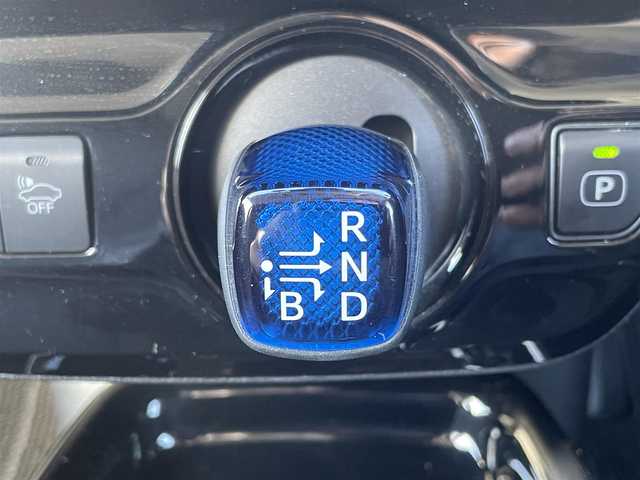 トヨタ プリウス Sセーフティプラス ツートーン 兵庫県 2018(平30)年 6.1万km パール モデリスタエアロ/モデリスタAW/ディーラーOP9インチナビ/ステアリングリモコン/クルーズコントロール（追従）/フルセグTV/Bluetoothオーディオ/バックカメラ/ETC/プリクラッシュセーフティ/前後ソナー/LEDヘッドライト