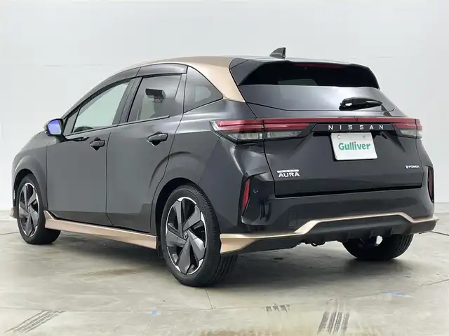 日産 オーラ G レザーエディション 岡山県 2022(令4)年 2.7万km ミッドナイトブラック/サンライズカッパー 純正９インチナビ/【Bluetooth/フルセグTV/Carplay/USB】/ＢＯＳＥプレミアムサウンド/アラウンドビューモニター/デジタルインナーミラー/プロパイロット/前席シートヒーター/ステアリングヒーター/純正ドライブレコーダー（前）/ビルトインＥＴＣ２．０/ＬＥＤヘッドライト/オートハイビーム/フォグランプ/ワイヤレス充電/ＴＶキャンセラー/純正17インチアルミホイール/レザーシート