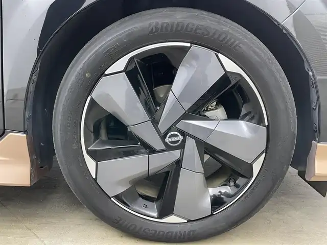 日産 オーラ G レザーエディション 岡山県 2022(令4)年 2.7万km ミッドナイトブラック/サンライズカッパー 純正９インチナビ/【Bluetooth/フルセグTV/Carplay/USB】/ＢＯＳＥプレミアムサウンド/アラウンドビューモニター/デジタルインナーミラー/プロパイロット/前席シートヒーター/ステアリングヒーター/純正ドライブレコーダー（前）/ビルトインＥＴＣ２．０/ＬＥＤヘッドライト/オートハイビーム/フォグランプ/ワイヤレス充電/ＴＶキャンセラー/純正17インチアルミホイール/レザーシート