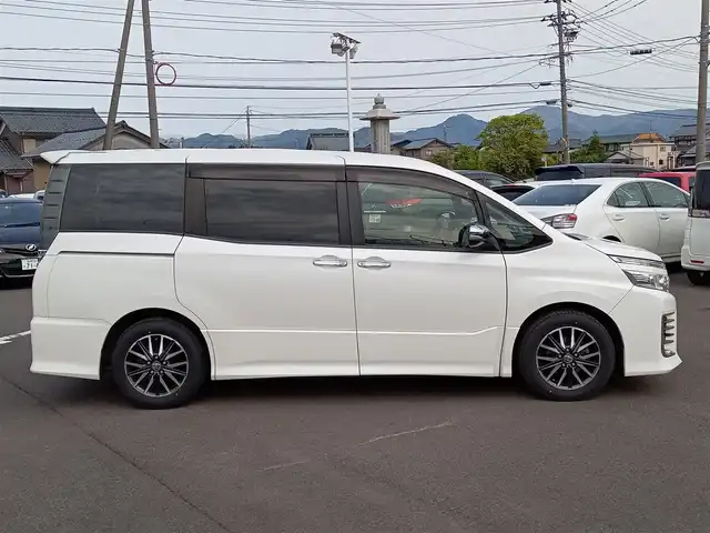 トヨタ ヴォクシー ZS 煌 福井県 2015(平27)年 11万km ホワイトパールクリスタルシャイン 9インチナビ（ALPINE X9）/・（フルセグTV/CD/DVD/Bluetooth）/バックカメラ/ドライブレコーダー/ビルトインETC/ステアリングスイッチ/オートLEDライト/電動格納ウィンカーミラー/両側パワースライドドア/純正16インチAW/スマートキー