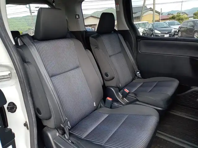 トヨタ ヴォクシー ZS 煌 福井県 2015(平27)年 11万km ホワイトパールクリスタルシャイン 9インチナビ（ALPINE X9）/・（フルセグTV/CD/DVD/Bluetooth）/バックカメラ/ドライブレコーダー/ビルトインETC/ステアリングスイッチ/オートLEDライト/電動格納ウィンカーミラー/両側パワースライドドア/純正16インチAW/スマートキー