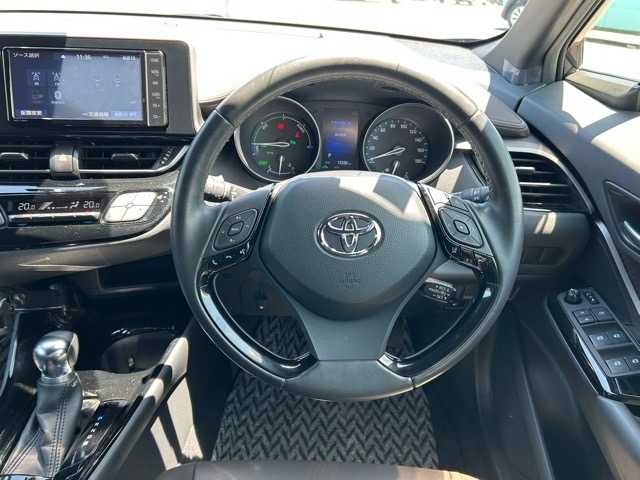 トヨタ Ｃ－ＨＲ G 千葉県 2019(令1)年 1.4万km ブラックマイカ 純正ナビ/フルセグTV/Bluetooth/ETC2.0/クルーズコントロール/衝撃被害軽減システム/オートライト/オートマチックハイビーム/EVモード/プッシュスタート/スマートキー/スペアキー×1/LEDヘッドライト/純正アルミホイール/純正フロアマット/保証書/取扱説明書/盗難防止装置/横滑り防止装置/電動格納ウィンカーミラー