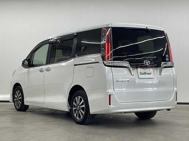 トヨタ エスクァイア Gi 長崎県 2019(令1)年 1.5万km ホワイトパールクリスタルシャイン 純正9インチナビ/（CD/DVD/フルセグ/BTA）/・ミュージックサーバー/・バックカメラ/トヨタセーフティセンス/・プリクラッシュセーフティ/・先行者発信告知/・誤発信抑制装置/・レーンディパーチャーアラート/両側パワースライド/純正12.1インチフリップダウン/黒レザーシート/コーナーセンサー/オートハイビーム/前席シートヒーター/LEDヘッドライト/純正フロアマット/純正バイザー/ETC/オートリトラミラー/ステアリングスイッチ/フォグライト