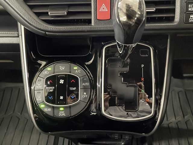 トヨタ エスクァイア Gi 長崎県 2019(令1)年 1.5万km ホワイトパールクリスタルシャイン 純正9インチナビ/（CD/DVD/フルセグ/BTA）/・ミュージックサーバー/・バックカメラ/トヨタセーフティセンス/・プリクラッシュセーフティ/・先行者発信告知/・誤発信抑制装置/・レーンディパーチャーアラート/両側パワースライド/純正12.1インチフリップダウン/黒レザーシート/コーナーセンサー/オートハイビーム/前席シートヒーター/LEDヘッドライト/純正フロアマット/純正バイザー/ETC/オートリトラミラー/ステアリングスイッチ/フォグライト