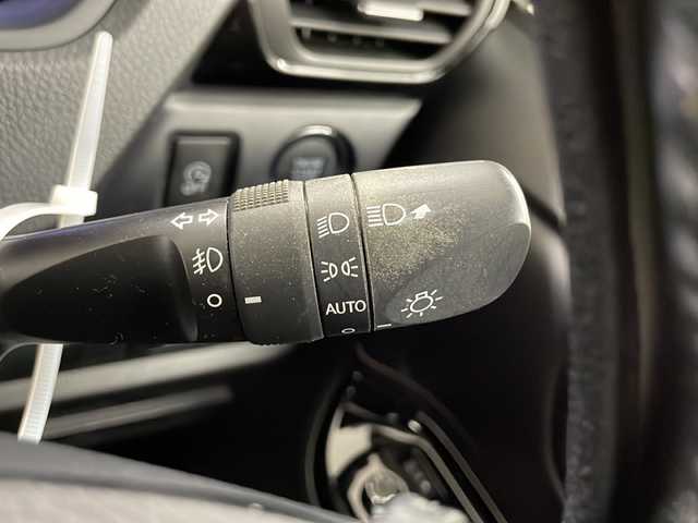 トヨタ エスクァイア Gi 長崎県 2019(令1)年 1.5万km ホワイトパールクリスタルシャイン 純正9インチナビ/（CD/DVD/フルセグ/BTA）/・ミュージックサーバー/・バックカメラ/トヨタセーフティセンス/・プリクラッシュセーフティ/・先行者発信告知/・誤発信抑制装置/・レーンディパーチャーアラート/両側パワースライド/純正12.1インチフリップダウン/黒レザーシート/コーナーセンサー/オートハイビーム/前席シートヒーター/LEDヘッドライト/純正フロアマット/純正バイザー/ETC/オートリトラミラー/ステアリングスイッチ/フォグライト
