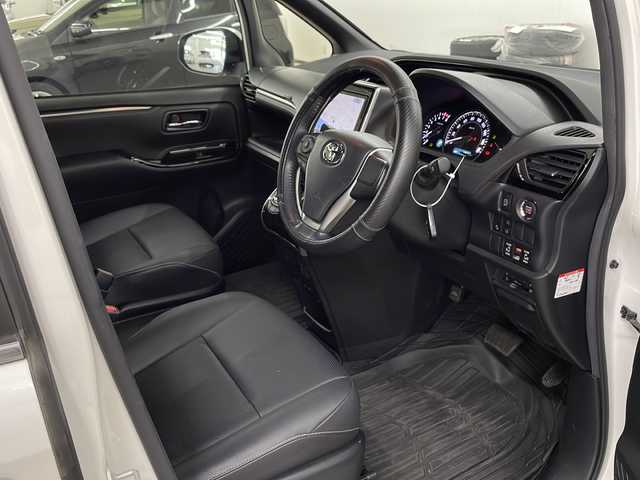 トヨタ エスクァイア Gi 長崎県 2019(令1)年 1.5万km ホワイトパールクリスタルシャイン 純正9インチナビ/（CD/DVD/フルセグ/BTA）/・ミュージックサーバー/・バックカメラ/トヨタセーフティセンス/・プリクラッシュセーフティ/・先行者発信告知/・誤発信抑制装置/・レーンディパーチャーアラート/両側パワースライド/純正12.1インチフリップダウン/黒レザーシート/コーナーセンサー/オートハイビーム/前席シートヒーター/LEDヘッドライト/純正フロアマット/純正バイザー/ETC/オートリトラミラー/ステアリングスイッチ/フォグライト