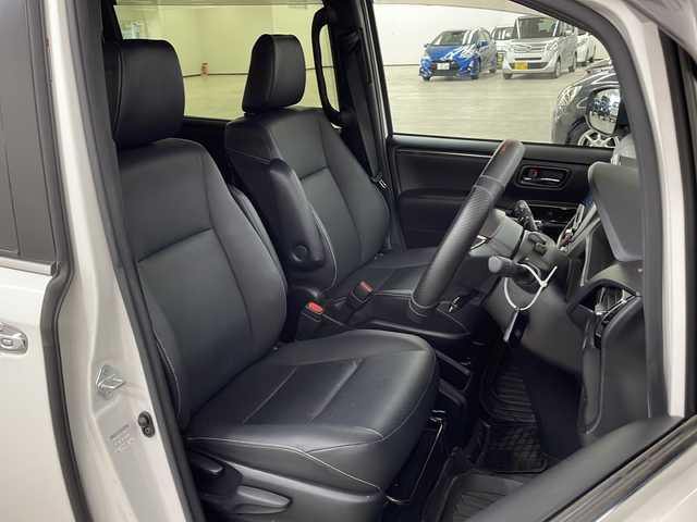 トヨタ エスクァイア Gi 長崎県 2019(令1)年 1.5万km ホワイトパールクリスタルシャイン 純正9インチナビ/（CD/DVD/フルセグ/BTA）/・ミュージックサーバー/・バックカメラ/トヨタセーフティセンス/・プリクラッシュセーフティ/・先行者発信告知/・誤発信抑制装置/・レーンディパーチャーアラート/両側パワースライド/純正12.1インチフリップダウン/黒レザーシート/コーナーセンサー/オートハイビーム/前席シートヒーター/LEDヘッドライト/純正フロアマット/純正バイザー/ETC/オートリトラミラー/ステアリングスイッチ/フォグライト