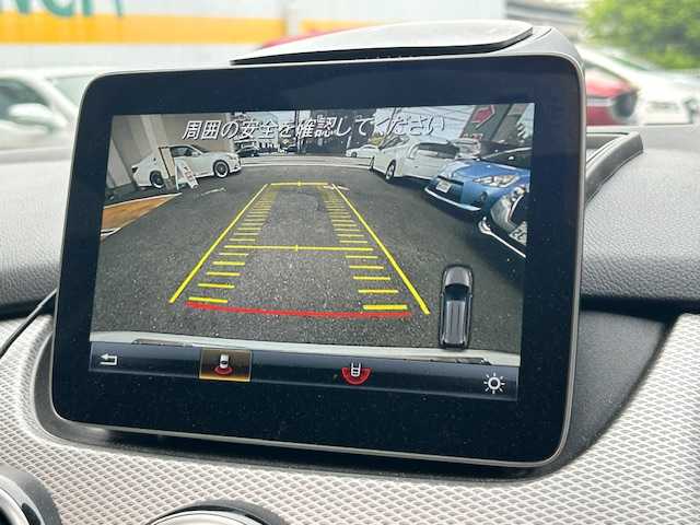 メルセデス・ベンツ Ｂ１８０ 静岡県 2018(平30)年 3.5万km カルサイトホワイト サンルーフ/純正ナビ/フルセグTV/DVD/CD/BT/SD/バックカメラ/黒革シート/前席メモリー付パワーシート/前席シートヒーター /ハーマンカードン/衝突軽減ブレーキ/レーンキープアシスト/ブラインドスポットモニター/クリアランスソナー/レーダークルーズコントロール/純正前方ドライブレコーダー/LEDヘッドライト/ETC/ステアリングスイッチ/純正17インチAW/スマートキー×2/保証書/取扱説明書/R3/5/6点検記録簿有