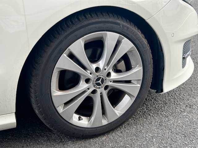 メルセデス・ベンツ Ｂ１８０ 静岡県 2018(平30)年 3.5万km カルサイトホワイト サンルーフ/純正ナビ/フルセグTV/DVD/CD/BT/SD/バックカメラ/黒革シート/前席メモリー付パワーシート/前席シートヒーター /ハーマンカードン/衝突軽減ブレーキ/レーンキープアシスト/ブラインドスポットモニター/クリアランスソナー/レーダークルーズコントロール/純正前方ドライブレコーダー/LEDヘッドライト/ETC/ステアリングスイッチ/純正17インチAW/スマートキー×2/保証書/取扱説明書/R3/5/6点検記録簿有