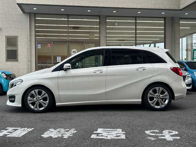 メルセデス・ベンツ Ｂ１８０ 静岡県 2018(平30)年 3.5万km カルサイトホワイト サンルーフ/純正ナビ/フルセグTV/DVD/CD/BT/SD/バックカメラ/黒革シート/前席メモリー付パワーシート/前席シートヒーター /ハーマンカードン/衝突軽減ブレーキ/レーンキープアシスト/ブラインドスポットモニター/クリアランスソナー/レーダークルーズコントロール/純正前方ドライブレコーダー/LEDヘッドライト/ETC/ステアリングスイッチ/純正17インチAW/スマートキー×2/保証書/取扱説明書/R3/5/6点検記録簿有
