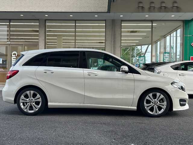 メルセデス・ベンツ Ｂ１８０ 静岡県 2018(平30)年 3.5万km カルサイトホワイト サンルーフ/純正ナビ/フルセグTV/DVD/CD/BT/SD/バックカメラ/黒革シート/前席メモリー付パワーシート/前席シートヒーター /ハーマンカードン/衝突軽減ブレーキ/レーンキープアシスト/ブラインドスポットモニター/クリアランスソナー/レーダークルーズコントロール/純正前方ドライブレコーダー/LEDヘッドライト/ETC/ステアリングスイッチ/純正17インチAW/スマートキー×2/保証書/取扱説明書/R3/5/6点検記録簿有