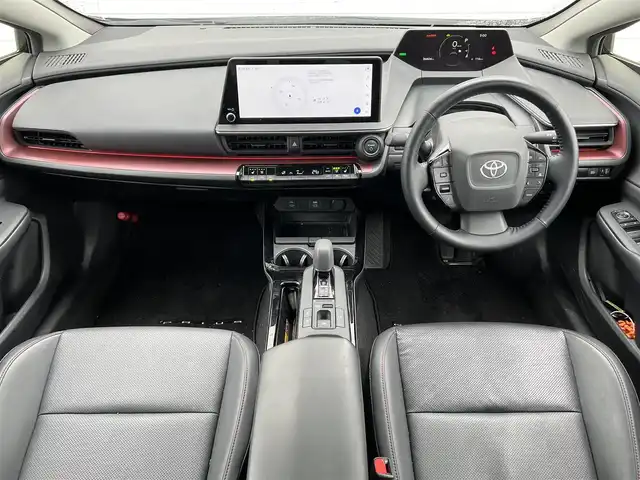 トヨタ プリウス Z 栃木県 2023(令5)年 3.7万km アティチュードブラックマイカ 純正12.3型ディスプレイオーディオ/　　Bluetooth/AM/FM/コネクティッドナビ/　　　/AppleCarPlay、AndroidAuto対応/フルセグTV/パワーバックドア/パノラミックビューモニター/ビルトインETC2.0/レーダークルーズコントロール/クリアランスソナー/アドバンストパーク/ブラインドスポットモニター/セーフティセンス/・プリクラッシュセーフティ/・フロントクロストラフィックアラート/・レーントレーシングアシスト/・ロードサインアシスト/・プロアクティブドライビングアシスト/・緊急時操舵支援/・レーンチェンジアシスト/・オートマチックハイビーム/LEDヘッドランプ/合皮巻きステアリング/ステアリングヒーター/純正OPレッドフィルムインパネ加飾/　　/レッド加飾付合皮スポーティシート/前席シートヒーター/ベンチレーション/運転席メモリー付パワーシート/純正19インチアルミホイール/スマートエントリー/スタートシステム/禁煙車
