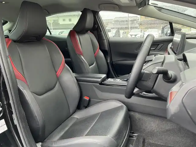 トヨタ プリウス Z 栃木県 2023(令5)年 3.7万km アティチュードブラックマイカ 純正12.3型ディスプレイオーディオ/　　Bluetooth/AM/FM/コネクティッドナビ/　　　/AppleCarPlay、AndroidAuto対応/フルセグTV/パワーバックドア/パノラミックビューモニター/ビルトインETC2.0/レーダークルーズコントロール/クリアランスソナー/アドバンストパーク/ブラインドスポットモニター/セーフティセンス/・プリクラッシュセーフティ/・フロントクロストラフィックアラート/・レーントレーシングアシスト/・ロードサインアシスト/・プロアクティブドライビングアシスト/・緊急時操舵支援/・レーンチェンジアシスト/・オートマチックハイビーム/LEDヘッドランプ/合皮巻きステアリング/ステアリングヒーター/純正OPレッドフィルムインパネ加飾/　　/レッド加飾付合皮スポーティシート/前席シートヒーター/ベンチレーション/運転席メモリー付パワーシート/純正19インチアルミホイール/スマートエントリー/スタートシステム/禁煙車