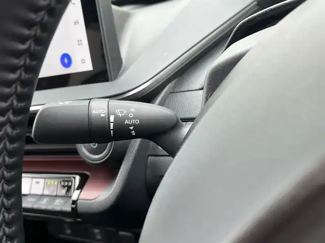 トヨタ プリウス Z 栃木県 2023(令5)年 3.7万km アティチュードブラックマイカ 純正12.3型ディスプレイオーディオ/　　Bluetooth/AM/FM/コネクティッドナビ/　　　/AppleCarPlay、AndroidAuto対応/フルセグTV/パワーバックドア/パノラミックビューモニター/ビルトインETC2.0/レーダークルーズコントロール/クリアランスソナー/アドバンストパーク/ブラインドスポットモニター/セーフティセンス/・プリクラッシュセーフティ/・フロントクロストラフィックアラート/・レーントレーシングアシスト/・ロードサインアシスト/・プロアクティブドライビングアシスト/・緊急時操舵支援/・レーンチェンジアシスト/・オートマチックハイビーム/LEDヘッドランプ/合皮巻きステアリング/ステアリングヒーター/純正OPレッドフィルムインパネ加飾/　　/レッド加飾付合皮スポーティシート/前席シートヒーター/ベンチレーション/運転席メモリー付パワーシート/純正19インチアルミホイール/スマートエントリー/スタートシステム/禁煙車