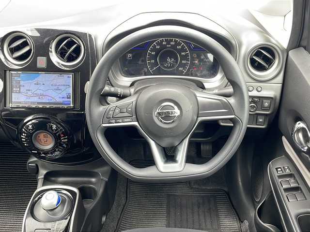 日産 ノート e－パワー X Vセレクション 三重県 2020(令2)年 4.5万km ダークメタルグレー 社外ナビ（AM/FM/BT）/全周囲モニター/デジタルインナーミラー/ビルトインETC/コーナーセンサー/オートライト/ステアリングリモコン/フロアマット/電動格納ミラー/禁煙車