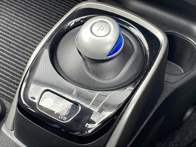 日産 ノート e－パワー X Vセレクション 三重県 2020(令2)年 4.5万km ダークメタルグレー 社外ナビ（AM/FM/BT）/全周囲モニター/デジタルインナーミラー/ビルトインETC/コーナーセンサー/オートライト/ステアリングリモコン/フロアマット/電動格納ミラー/禁煙車