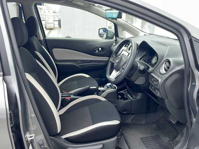 日産 ノート e－パワー X Vセレクション 三重県 2020(令2)年 4.5万km ダークメタルグレー 社外ナビ（AM/FM/BT）/全周囲モニター/デジタルインナーミラー/ビルトインETC/コーナーセンサー/オートライト/ステアリングリモコン/フロアマット/電動格納ミラー/禁煙車