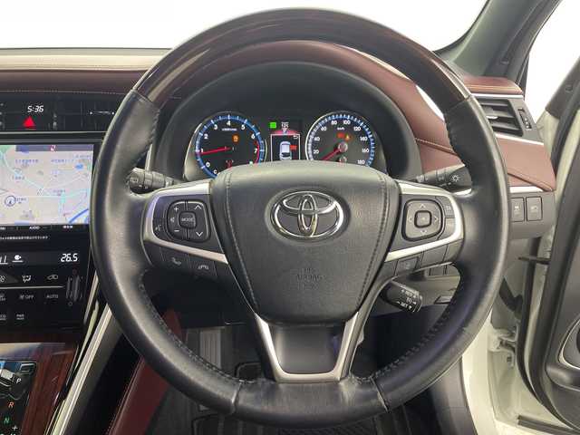 トヨタ ハリアー プレミアム 愛知県 2017(平29)年 3.3万km ホワイトパールクリスタルシャイン ワンオーナー/純正ナビ(NSZT-Y66T)/バックカメラ/フルセグTV/Bluetooth・CD・SD・AM・FM/ETCビルトイン/AC100V・100Wコンセント/純正18インチアルミホイール/上級ファブリック+合皮シート/運転席パワーシート/運転席電動ランバーサポート/純正フロアマット/パワーバックドア/クルーズコントロール/レーンディパーチャーアラート/ドライブスタートコントロール/ヒルスタートアシスト/アイドリングストップ/ISOFIX/LEDヘッドライト/オートマチックハイビーム/オートライト/フロントフォグランプ/オート格納ミラーウィンカー/革巻きステアリング/ステアリングスイッチ/純正荷室シート/ECOモード・PWRモード/DC12V/ナノイー/プッシュスタート/イモビライザー/新車保証書・取扱説明書