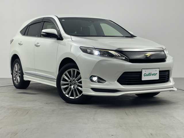 トヨタ ハリアー プレミアム 愛知県 2017(平29)年 3.3万km ホワイトパールクリスタルシャイン ワンオーナー/純正ナビ(NSZT-Y66T)/バックカメラ/フルセグTV/Bluetooth・CD・SD・AM・FM/ETCビルトイン/AC100V・100Wコンセント/純正18インチアルミホイール/上級ファブリック+合皮シート/運転席パワーシート/運転席電動ランバーサポート/純正フロアマット/パワーバックドア/クルーズコントロール/レーンディパーチャーアラート/ドライブスタートコントロール/ヒルスタートアシスト/アイドリングストップ/ISOFIX/LEDヘッドライト/オートマチックハイビーム/オートライト/フロントフォグランプ/オート格納ミラーウィンカー/革巻きステアリング/ステアリングスイッチ/純正荷室シート/ECOモード・PWRモード/DC12V/ナノイー/プッシュスタート/イモビライザー/新車保証書・取扱説明書