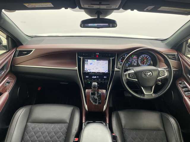 トヨタ ハリアー プレミアム 愛知県 2017(平29)年 3.3万km ホワイトパールクリスタルシャイン ワンオーナー/純正ナビ(NSZT-Y66T)/バックカメラ/フルセグTV/Bluetooth・CD・SD・AM・FM/ETCビルトイン/AC100V・100Wコンセント/純正18インチアルミホイール/上級ファブリック+合皮シート/運転席パワーシート/運転席電動ランバーサポート/純正フロアマット/パワーバックドア/クルーズコントロール/レーンディパーチャーアラート/ドライブスタートコントロール/ヒルスタートアシスト/アイドリングストップ/ISOFIX/LEDヘッドライト/オートマチックハイビーム/オートライト/フロントフォグランプ/オート格納ミラーウィンカー/革巻きステアリング/ステアリングスイッチ/純正荷室シート/ECOモード・PWRモード/DC12V/ナノイー/プッシュスタート/イモビライザー/新車保証書・取扱説明書