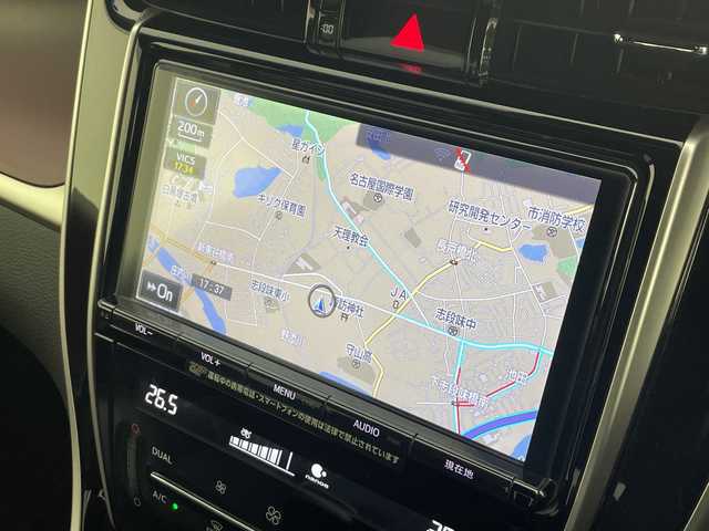 トヨタ ハリアー プレミアム 愛知県 2017(平29)年 3.3万km ホワイトパールクリスタルシャイン ワンオーナー/純正ナビ(NSZT-Y66T)/バックカメラ/フルセグTV/Bluetooth・CD・SD・AM・FM/ETCビルトイン/AC100V・100Wコンセント/純正18インチアルミホイール/上級ファブリック+合皮シート/運転席パワーシート/運転席電動ランバーサポート/純正フロアマット/パワーバックドア/クルーズコントロール/レーンディパーチャーアラート/ドライブスタートコントロール/ヒルスタートアシスト/アイドリングストップ/ISOFIX/LEDヘッドライト/オートマチックハイビーム/オートライト/フロントフォグランプ/オート格納ミラーウィンカー/革巻きステアリング/ステアリングスイッチ/純正荷室シート/ECOモード・PWRモード/DC12V/ナノイー/プッシュスタート/イモビライザー/新車保証書・取扱説明書