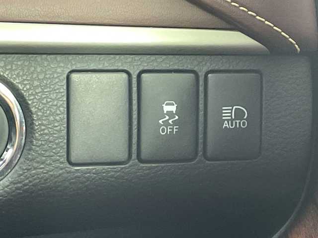 トヨタ ハリアー プレミアム 愛知県 2017(平29)年 3.3万km ホワイトパールクリスタルシャイン ワンオーナー/純正ナビ(NSZT-Y66T)/バックカメラ/フルセグTV/Bluetooth・CD・SD・AM・FM/ETCビルトイン/AC100V・100Wコンセント/純正18インチアルミホイール/上級ファブリック+合皮シート/運転席パワーシート/運転席電動ランバーサポート/純正フロアマット/パワーバックドア/クルーズコントロール/レーンディパーチャーアラート/ドライブスタートコントロール/ヒルスタートアシスト/アイドリングストップ/ISOFIX/LEDヘッドライト/オートマチックハイビーム/オートライト/フロントフォグランプ/オート格納ミラーウィンカー/革巻きステアリング/ステアリングスイッチ/純正荷室シート/ECOモード・PWRモード/DC12V/ナノイー/プッシュスタート/イモビライザー/新車保証書・取扱説明書