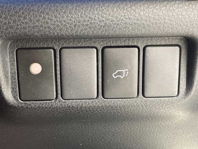 トヨタ ハリアー プレミアム 愛知県 2017(平29)年 3.3万km ホワイトパールクリスタルシャイン ワンオーナー/純正ナビ(NSZT-Y66T)/バックカメラ/フルセグTV/Bluetooth・CD・SD・AM・FM/ETCビルトイン/AC100V・100Wコンセント/純正18インチアルミホイール/上級ファブリック+合皮シート/運転席パワーシート/運転席電動ランバーサポート/純正フロアマット/パワーバックドア/クルーズコントロール/レーンディパーチャーアラート/ドライブスタートコントロール/ヒルスタートアシスト/アイドリングストップ/ISOFIX/LEDヘッドライト/オートマチックハイビーム/オートライト/フロントフォグランプ/オート格納ミラーウィンカー/革巻きステアリング/ステアリングスイッチ/純正荷室シート/ECOモード・PWRモード/DC12V/ナノイー/プッシュスタート/イモビライザー/新車保証書・取扱説明書