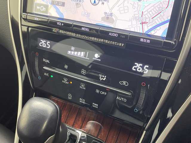 トヨタ ハリアー プレミアム 愛知県 2017(平29)年 3.3万km ホワイトパールクリスタルシャイン ワンオーナー/純正ナビ(NSZT-Y66T)/バックカメラ/フルセグTV/Bluetooth・CD・SD・AM・FM/ETCビルトイン/AC100V・100Wコンセント/純正18インチアルミホイール/上級ファブリック+合皮シート/運転席パワーシート/運転席電動ランバーサポート/純正フロアマット/パワーバックドア/クルーズコントロール/レーンディパーチャーアラート/ドライブスタートコントロール/ヒルスタートアシスト/アイドリングストップ/ISOFIX/LEDヘッドライト/オートマチックハイビーム/オートライト/フロントフォグランプ/オート格納ミラーウィンカー/革巻きステアリング/ステアリングスイッチ/純正荷室シート/ECOモード・PWRモード/DC12V/ナノイー/プッシュスタート/イモビライザー/新車保証書・取扱説明書