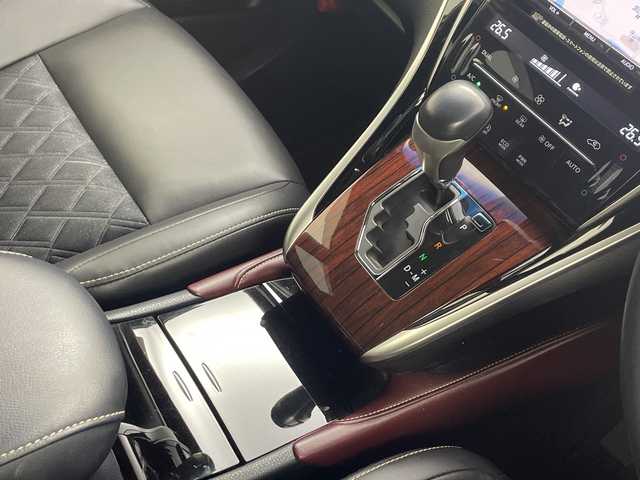 トヨタ ハリアー プレミアム 愛知県 2017(平29)年 3.3万km ホワイトパールクリスタルシャイン ワンオーナー/純正ナビ(NSZT-Y66T)/バックカメラ/フルセグTV/Bluetooth・CD・SD・AM・FM/ETCビルトイン/AC100V・100Wコンセント/純正18インチアルミホイール/上級ファブリック+合皮シート/運転席パワーシート/運転席電動ランバーサポート/純正フロアマット/パワーバックドア/クルーズコントロール/レーンディパーチャーアラート/ドライブスタートコントロール/ヒルスタートアシスト/アイドリングストップ/ISOFIX/LEDヘッドライト/オートマチックハイビーム/オートライト/フロントフォグランプ/オート格納ミラーウィンカー/革巻きステアリング/ステアリングスイッチ/純正荷室シート/ECOモード・PWRモード/DC12V/ナノイー/プッシュスタート/イモビライザー/新車保証書・取扱説明書