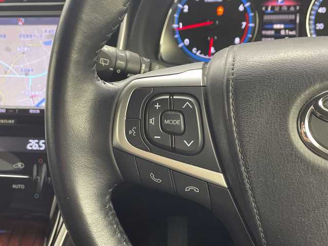 トヨタ ハリアー プレミアム 愛知県 2017(平29)年 3.3万km ホワイトパールクリスタルシャイン ワンオーナー/純正ナビ(NSZT-Y66T)/バックカメラ/フルセグTV/Bluetooth・CD・SD・AM・FM/ETCビルトイン/AC100V・100Wコンセント/純正18インチアルミホイール/上級ファブリック+合皮シート/運転席パワーシート/運転席電動ランバーサポート/純正フロアマット/パワーバックドア/クルーズコントロール/レーンディパーチャーアラート/ドライブスタートコントロール/ヒルスタートアシスト/アイドリングストップ/ISOFIX/LEDヘッドライト/オートマチックハイビーム/オートライト/フロントフォグランプ/オート格納ミラーウィンカー/革巻きステアリング/ステアリングスイッチ/純正荷室シート/ECOモード・PWRモード/DC12V/ナノイー/プッシュスタート/イモビライザー/新車保証書・取扱説明書