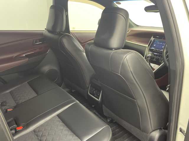 トヨタ ハリアー プレミアム 愛知県 2017(平29)年 3.3万km ホワイトパールクリスタルシャイン ワンオーナー/純正ナビ(NSZT-Y66T)/バックカメラ/フルセグTV/Bluetooth・CD・SD・AM・FM/ETCビルトイン/AC100V・100Wコンセント/純正18インチアルミホイール/上級ファブリック+合皮シート/運転席パワーシート/運転席電動ランバーサポート/純正フロアマット/パワーバックドア/クルーズコントロール/レーンディパーチャーアラート/ドライブスタートコントロール/ヒルスタートアシスト/アイドリングストップ/ISOFIX/LEDヘッドライト/オートマチックハイビーム/オートライト/フロントフォグランプ/オート格納ミラーウィンカー/革巻きステアリング/ステアリングスイッチ/純正荷室シート/ECOモード・PWRモード/DC12V/ナノイー/プッシュスタート/イモビライザー/新車保証書・取扱説明書