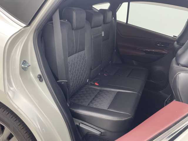 トヨタ ハリアー プレミアム 愛知県 2017(平29)年 3.3万km ホワイトパールクリスタルシャイン ワンオーナー/純正ナビ(NSZT-Y66T)/バックカメラ/フルセグTV/Bluetooth・CD・SD・AM・FM/ETCビルトイン/AC100V・100Wコンセント/純正18インチアルミホイール/上級ファブリック+合皮シート/運転席パワーシート/運転席電動ランバーサポート/純正フロアマット/パワーバックドア/クルーズコントロール/レーンディパーチャーアラート/ドライブスタートコントロール/ヒルスタートアシスト/アイドリングストップ/ISOFIX/LEDヘッドライト/オートマチックハイビーム/オートライト/フロントフォグランプ/オート格納ミラーウィンカー/革巻きステアリング/ステアリングスイッチ/純正荷室シート/ECOモード・PWRモード/DC12V/ナノイー/プッシュスタート/イモビライザー/新車保証書・取扱説明書