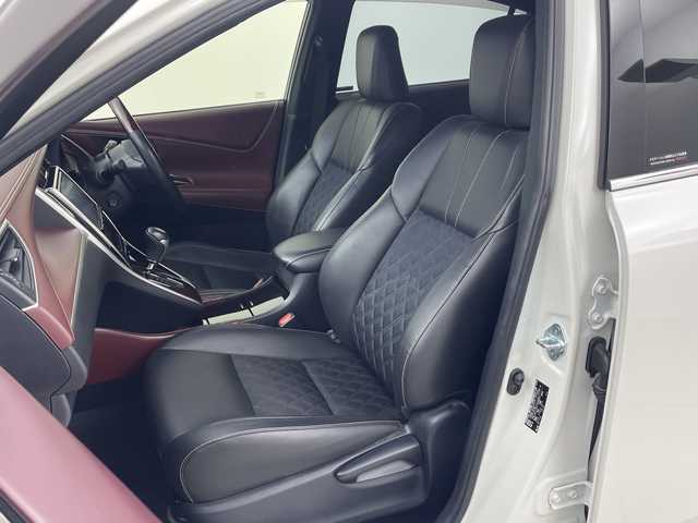 トヨタ ハリアー プレミアム 愛知県 2017(平29)年 3.3万km ホワイトパールクリスタルシャイン ワンオーナー/純正ナビ(NSZT-Y66T)/バックカメラ/フルセグTV/Bluetooth・CD・SD・AM・FM/ETCビルトイン/AC100V・100Wコンセント/純正18インチアルミホイール/上級ファブリック+合皮シート/運転席パワーシート/運転席電動ランバーサポート/純正フロアマット/パワーバックドア/クルーズコントロール/レーンディパーチャーアラート/ドライブスタートコントロール/ヒルスタートアシスト/アイドリングストップ/ISOFIX/LEDヘッドライト/オートマチックハイビーム/オートライト/フロントフォグランプ/オート格納ミラーウィンカー/革巻きステアリング/ステアリングスイッチ/純正荷室シート/ECOモード・PWRモード/DC12V/ナノイー/プッシュスタート/イモビライザー/新車保証書・取扱説明書