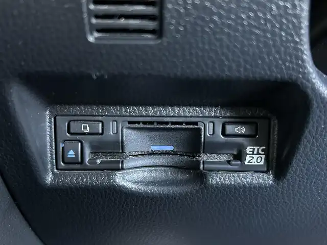 トヨタ ヴォクシー ハイブリッド S－Z 香川県 2022(令4)年 2.1万km アティチュードブラックマイカ モデリスタエアロ/純正１０．５型ＴＶ、ナビ付ＤＡ/バックカメラ/純正１４型EL有機後席モニター/トヨタセーフティセンス/・プリクラッシュセーフティ (PCS)/・レーントレーシングアシスト (LTA)/・レーダークルーズコントロール (ACC)/・オートマチックハイビーム (AHB)/・プロアクティブドライビングアシスト (PDA)/・発進遅れ告知機能/前後ドライブレコーダー/ビルトインＥＴＣ２．０/ハーフレザーシート/シートヒーター/スマートキー/スペアキー/純正17インチAW/純正フロアマット