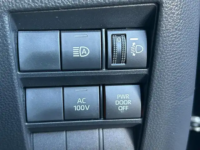 トヨタ ヴォクシー ハイブリッド S－Z 香川県 2022(令4)年 2.1万km アティチュードブラックマイカ モデリスタエアロ/純正１０．５型ＴＶ、ナビ付ＤＡ/バックカメラ/純正１４型EL有機後席モニター/トヨタセーフティセンス/・プリクラッシュセーフティ (PCS)/・レーントレーシングアシスト (LTA)/・レーダークルーズコントロール (ACC)/・オートマチックハイビーム (AHB)/・プロアクティブドライビングアシスト (PDA)/・発進遅れ告知機能/前後ドライブレコーダー/ビルトインＥＴＣ２．０/ハーフレザーシート/シートヒーター/スマートキー/スペアキー/純正17インチAW/純正フロアマット