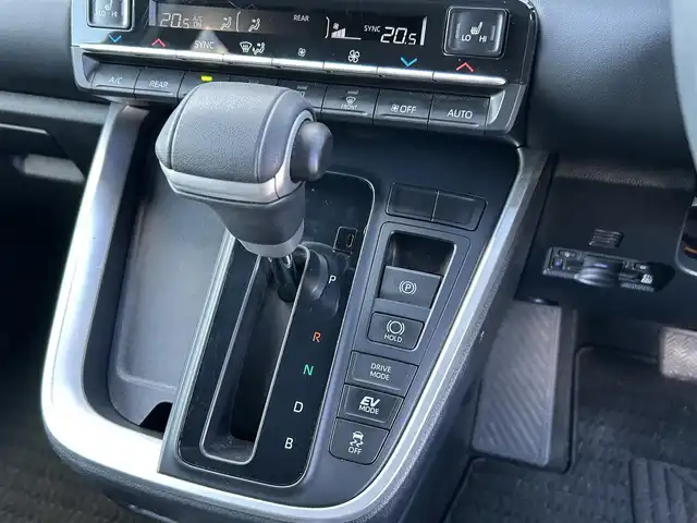 トヨタ ヴォクシー ハイブリッド S－Z 香川県 2022(令4)年 2.1万km アティチュードブラックマイカ モデリスタエアロ/純正１０．５型ＴＶ、ナビ付ＤＡ/バックカメラ/純正１４型EL有機後席モニター/トヨタセーフティセンス/・プリクラッシュセーフティ (PCS)/・レーントレーシングアシスト (LTA)/・レーダークルーズコントロール (ACC)/・オートマチックハイビーム (AHB)/・プロアクティブドライビングアシスト (PDA)/・発進遅れ告知機能/前後ドライブレコーダー/ビルトインＥＴＣ２．０/ハーフレザーシート/シートヒーター/スマートキー/スペアキー/純正17インチAW/純正フロアマット